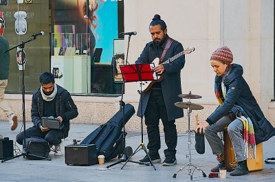 Músicos en Puerta del Ángel 2.jpg