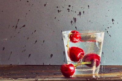 Cerezas cayendo en vaso con agua.jpg