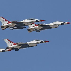 US Air Force "Thunderbirds" flying in formation.